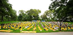 法輪功學員在紐約曼哈頓中央公園集體煉功