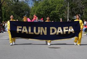 法輪功學員的隊伍以「FALUN