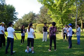 '古太太（中）在美麗徑公園教功'