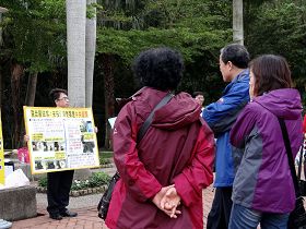 許多中國大陸遊客觀看真相展板