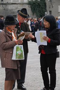 '奧地利薩爾斯堡老城市中心廣場上，人們紛紛簽名譴責中共活摘器官暴行'