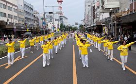 法輪功學員在「第五十六屆岐阜信長節」的遊行活動中進行法輪功的功法演示