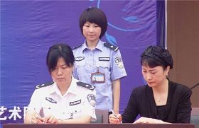 '遼寧省女子監獄監獄長楊莉與瀋陽安娜服裝公司簽訂所謂的「服裝生產協議」（網絡圖片）'