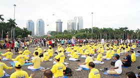 法輪功學員在雅加達中央公園集體煉功