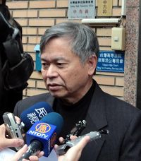 '二月十六日，中共人權惡棍北京市長郭金龍來台，台灣法輪大法學會理事長張清溪與律師團，至台灣高等法院按鈴控告郭金龍違反「殘害人群罪」及「兩公約」，之後並接受現場媒體的採訪。'