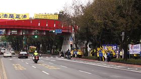 '北京市長郭金龍車隊（左），二月十九日早上行經台北市中山北路時，遇到法輪功學員拉橫幅抗議，立即加快車速倉皇而逃。'