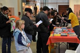 '賓大博物館中國新年慶祝活動上，法輪功學員的展位吸引了許多民眾前來了解法輪功。'