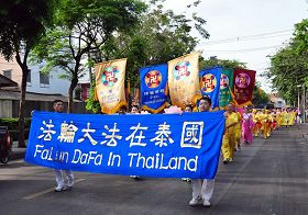 法輪功學員在曼谷參加遊行