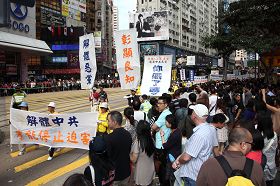 遊行隊伍經過港島區最繁華的銅鑼灣，吸引大批市民及中外遊客觀看。