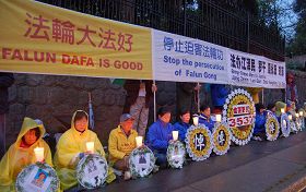 溫哥華法輪功學員在中領館前雨中紀念四二五和平上訪十三週年