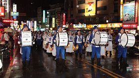 天國樂團無畏風雨，踩街自始至終演奏不間斷，讓民眾讚歎