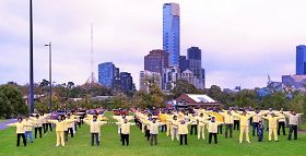 '五月十三日，墨爾本法輪功學員在市中心Birrarung 馬爾公園景區集體煉功。'