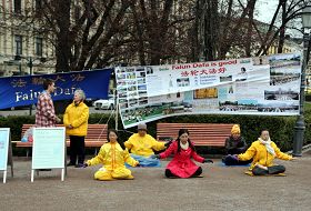 慶祝五一三，芬蘭學員在首都赫爾辛基的中心海濱公園洪法