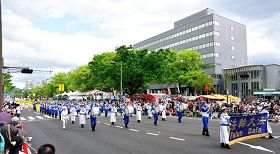 '法輪功學員參加廣島鮮花節大遊行'