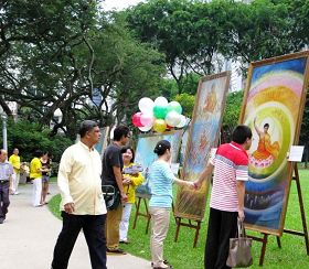 '民眾觀看畫展、了解真相'