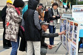 許多民眾仔細閱讀真相展板