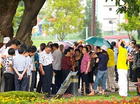 法輪功學員在士林官邸觀光景點講真相勸三退