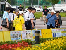 法輪功學員在士林官邸觀光景點講真相勸三退