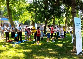 伊斯坦布爾市的Ortakoy公園裏，遊人踴躍學煉法輪功