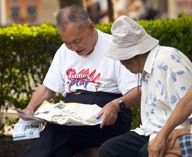 認真看法輪功真相資料的市民