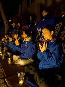 法輪功學員在中領館前抗議中共的迫害