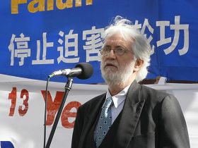 '人權活動家溫尼卡姆（Bob Vinnicombe）：「法輪大法精神運動萬歲！自由萬歲！」'