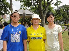 何秋鶯（右）和妹妹陳雨萍（中）、雨萍的兒子合影