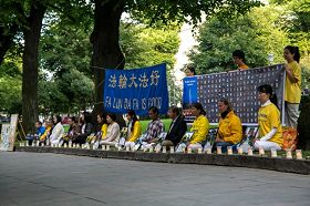 學員在海濱公園燭光守夜