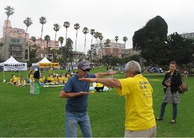 拉荷亞海濱公園裏，遊客當場學煉法輪功