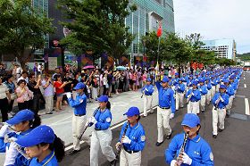 聲勢盛大的天國樂團行經著名景點101大樓前，吸引許多大陸遊客圍觀。