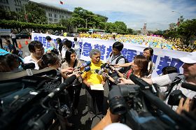 台灣法輪大法學會理事長張清溪教授向媒體說明今天記者會的訴求。