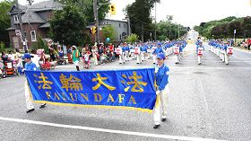 法輪功學員組成的天國樂團參加大多倫多士嘉堡市遊行