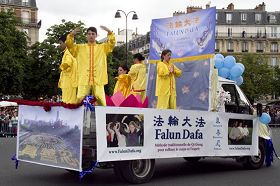 法輪功學員在花車上展示功法