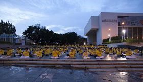 '千餘名法輪功學員在中山北路三段美術館前廣場守夜至第二天十號早上'