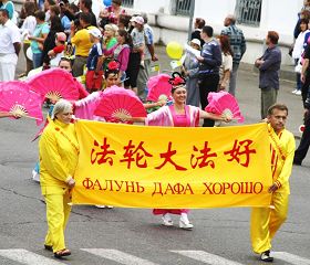 法輪功學員參加科斯特羅馬港口城建城日遊行