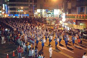 񟭌基隆中元祭大遊行」中，法輪功學員組成的天國樂團聲勢浩大'