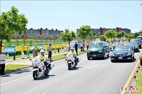 '中共海協會長陳雲林十三日早上來花蓮，車隊離開花蓮機場時，法輪功學員在機場外圍高喊「停止迫害法輪功、法輪大法好」。'