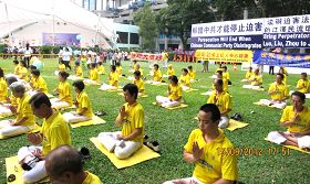 新加坡法輪功學員在芳林公園舉行集會活動，抗議迫害元凶周永康