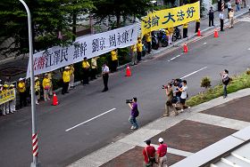 '「停止迫害」的聲浪觸動著現場每一位路人和媒體攝影機的聚焦'