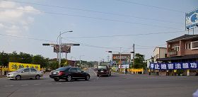 '在往義大飯店路上，陳雲林車隊與數百名法輪功排陣正面相遇'