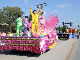 '法輪功隊伍精美的蓮花花車引人矚目'