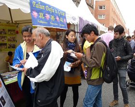 學員們向過往行人介紹法輪功真相