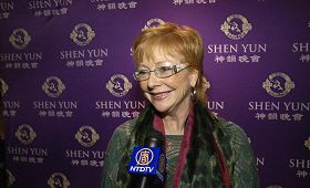 '有三十年歌唱兼傳統聲樂教學經驗的Susan Colacitti讚歎：「神韻歌唱家們的歌聲，真是超級一流。」'