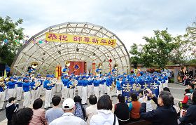 法輪功學員表演才藝，恭祝師尊新年好