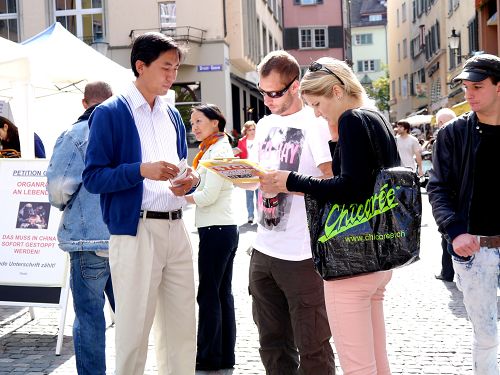 路人在蘇黎世古城區希爾申廣場（Hirschenplatz）簽名制止中共活摘法輪功學員器官