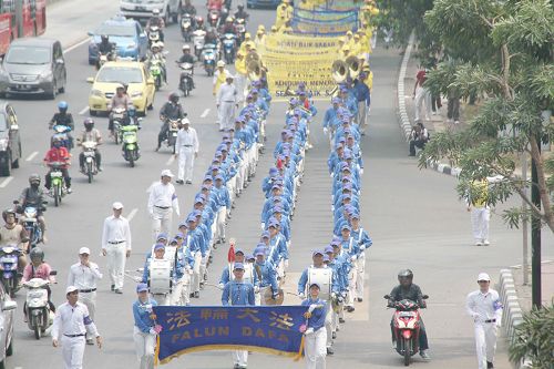 '圖2：法輪功學員在雅加達市區遊行，天國樂團做前導。'