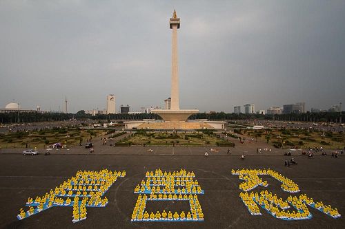 '圖7：法輪功學員在雅加達國家博物館西側排字：「真善忍」'