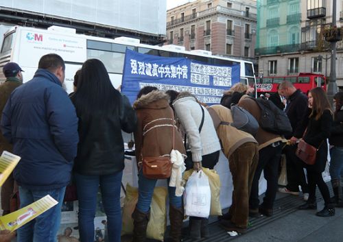 西班牙法輪功學員在馬德裏的市中心太陽門廣場舉行徵簽，譴責中共迫害