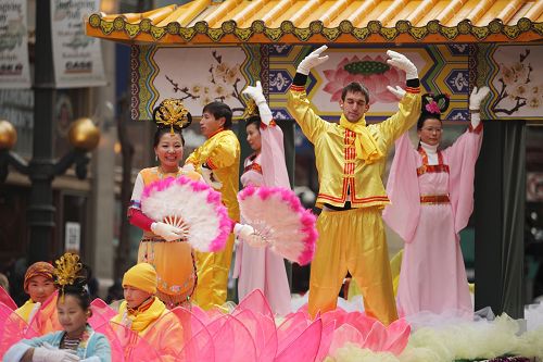 圖五：法輪功學員在花車上演示功法。