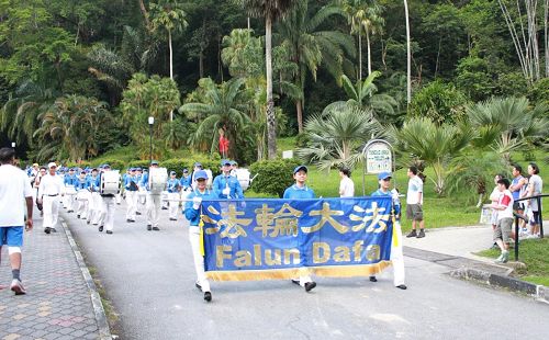 '天國樂團在結束北海遊行後來到檳城植物公園遊行演奏。'